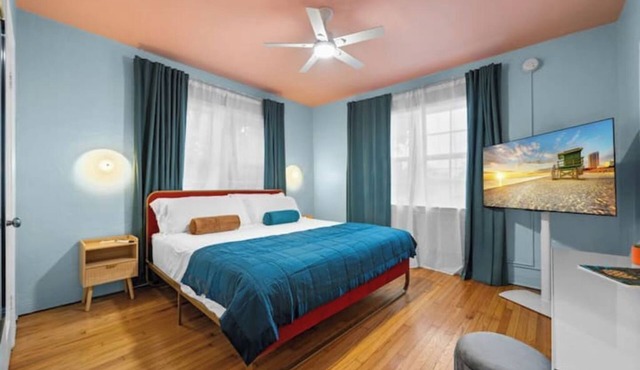 #07 Corner Unit in Mid-century Art-Déco building KingBed EnSuiteBath PetsOK