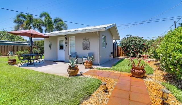 1 Mi to Vanderbilt Beach! Walkable Couple’s Haven