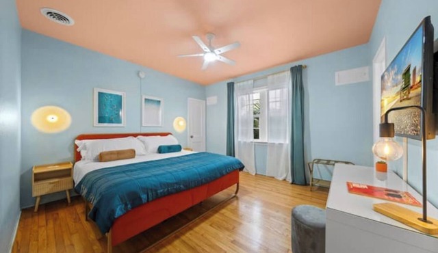 #10 Unit in Mid-century Art-Déco Building KingBed EnSuiteBath Steps>Beach PetsOK