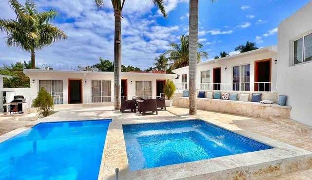 12BR Party Villa: Pool, Private Basketball Court & Billiard!