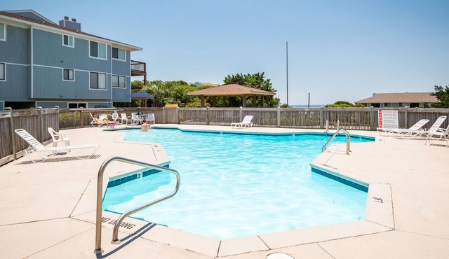 17 Pinehurst: Comfortable and Bright Caswell Beach Condo