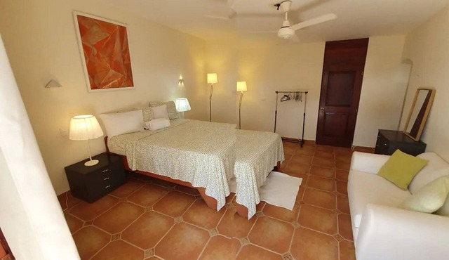 1BD condo with extra-large pool in guest-friendly resort near ocean