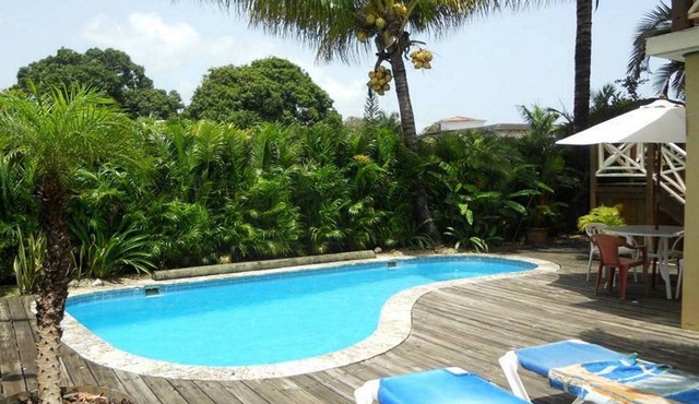 1BD Guest-friendly condo with pool, steps from restaurants/shops/clubs