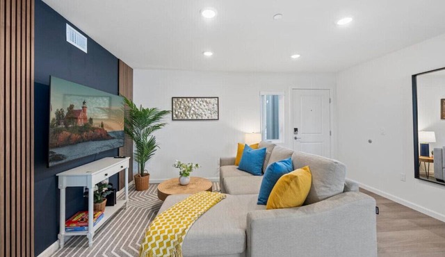 2 Blocks to Beach! King Beds, Fast Wi-Fi, Parking