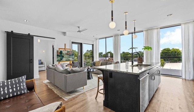 2 Condos-8 Minutes to Broadway-Walkable-5 King