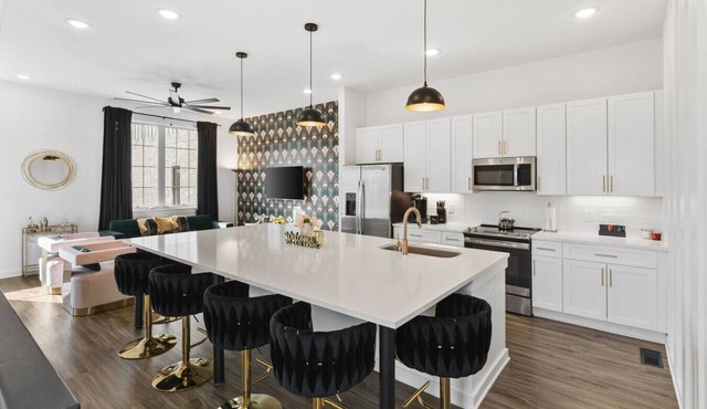 24K Escape - Rooftop Oasis, 3 Miles to Broadway, Walk to Restaurants!