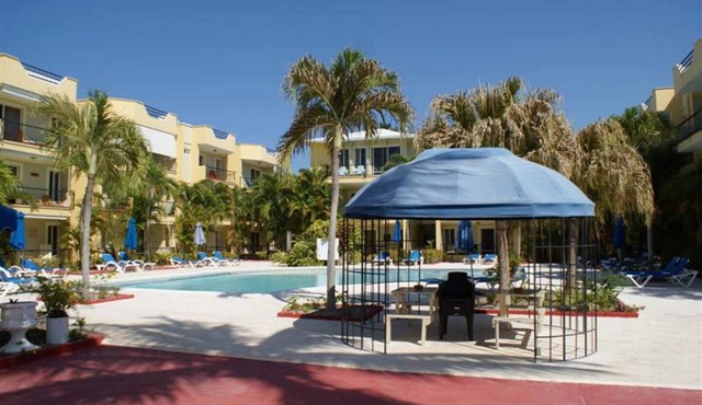 2BD condo in downtown Sosua, pool/TV/Wi-Fi, near beach/clubs, guest-friendly