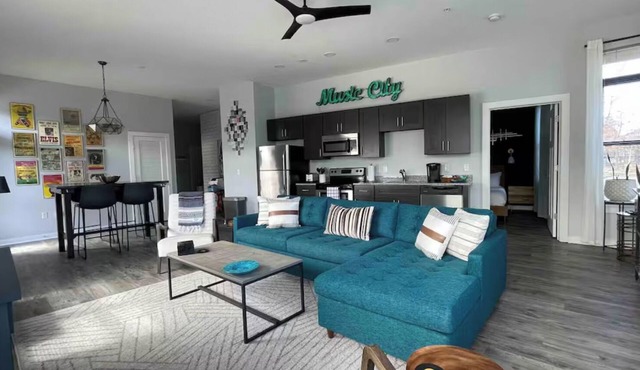 3 Beds 2BR/2BA Walk to Belmont/Vandy Parking