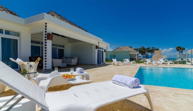 3BD Oceanfront villa, private pool & golf cart, gym/tennis!