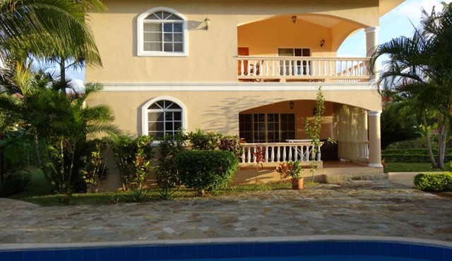 3BD villa with private pool, guest-friendly and walking distance to everything