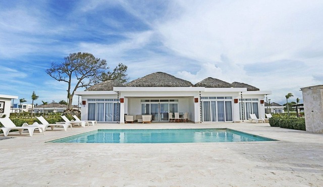 4BD oceanfront guest-friendly villa with private pool, golf cart, gym, tennis!