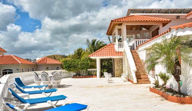 7BD panoramic hilltop villa with sea views, infinity pool, cable TV/internet/AC