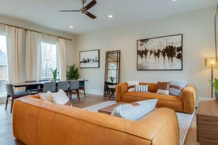 7BR Retreat, Rooftops, Garages, Walkable to Faves 5 Mins to Nissan Stadium, Less than 10 Mins to Broadway, 24 Hr Hospitality, Great for Groups