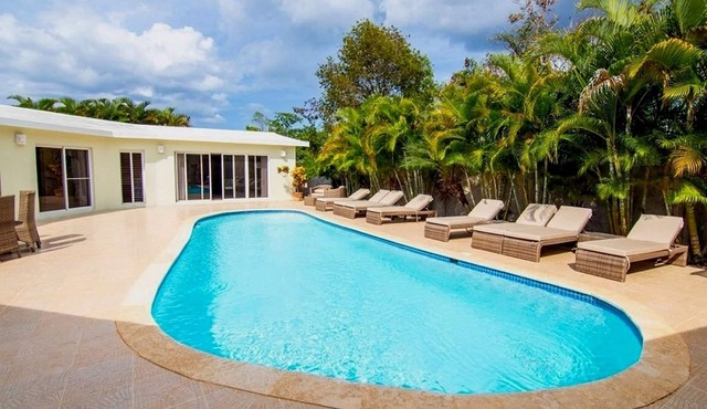 9BD guest-friendly complex with private pools, free bus to town, tennis court