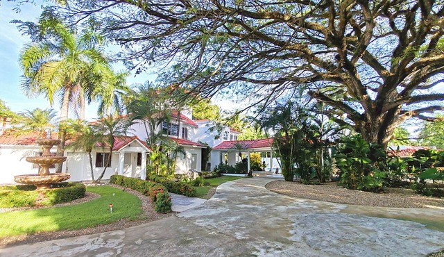 9BR Sosua Villa Complex - Pool, Jacuzzi & Perfect for Groups