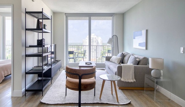 Airy Coral Gables 2BR w/Gym, Pool, W/D, nr shopping, by Blueground