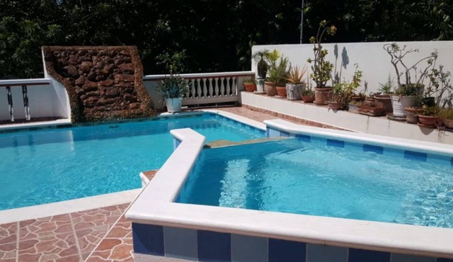 Apartment steps from a quiet surfing beach, pool/TV/Wi-fi/AC