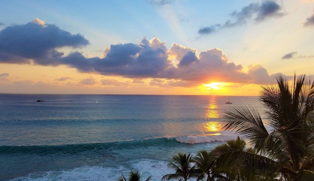 *AWESOME 7TH FLOOR PENTHOUSE CONDO - OCEAN, SUNRISE & SUNSET VIEWS*