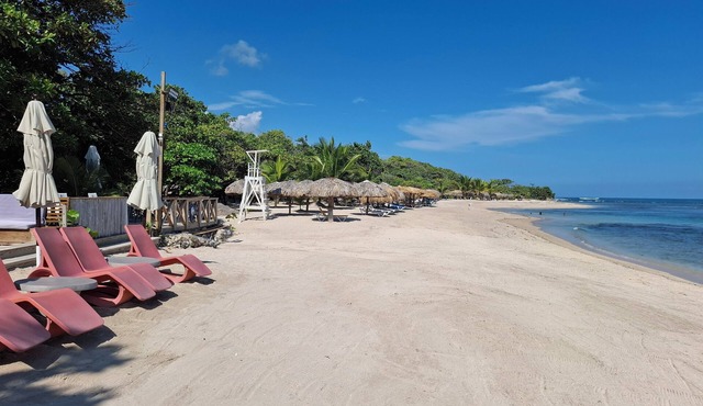 Beach Apartment with Pool - Costambar