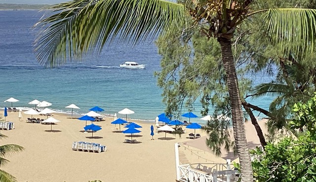 Beachfront Penthouse w/Elevator Exquisite Views 1 min walk to Beach/Restaurants
