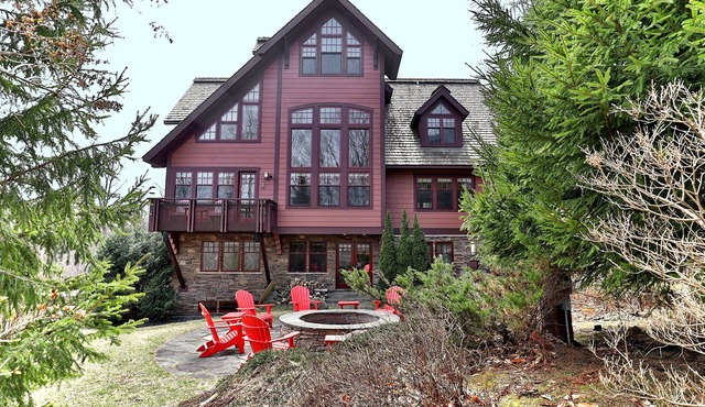 Bear Hug Den: Elegance in the Green Mountains. Luxury Accommodations. Hot Tub. Fire Pit.
