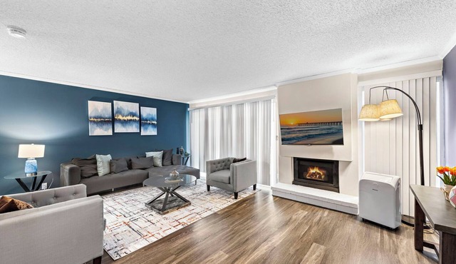 Beautiful 3-bedroom townhome, with fast WiFi, gym and pool in Newport Beach