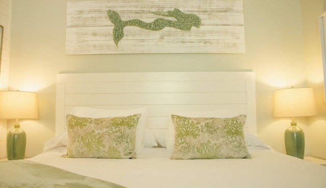 Beautiful Beach Cottage in Laguna Beach 2 minute walk to the Emerald Coast!