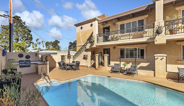 Beautiful condo in the heart of CDM just one block from the beach!