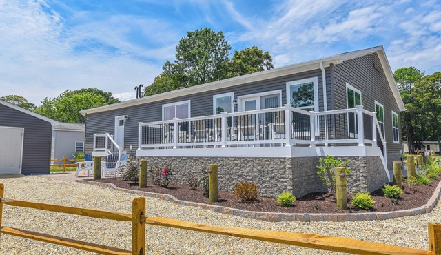 Beautiful home - marina, beach, pools, family, pets!