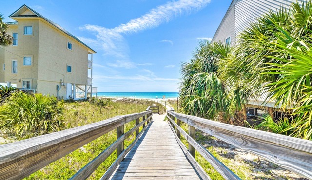 Beautiful PCB Townhome: Balcony & Resort Amenities