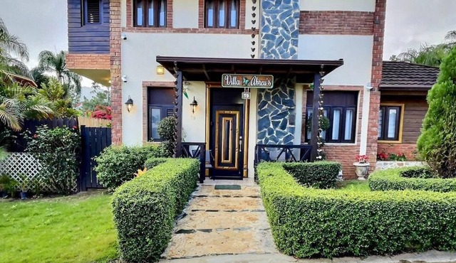 Beautiful villa perfect for a family getaway with POOL AND JACCUZZI