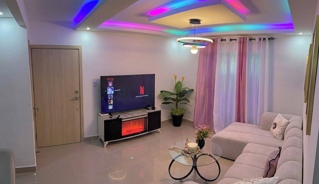 Bienvenido a tu hogar a tan solo 15 minios de aeropuerto 3 habitaciones 3 baños.