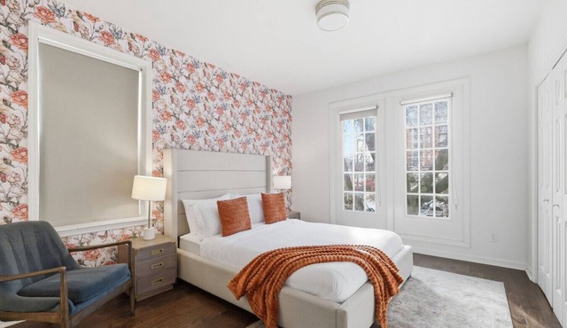Bright 3BR Apt|Close to Universities |Parking