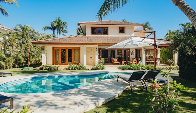 Casamado - Beach villa with pool, hot tub, breakfast service & golf cart