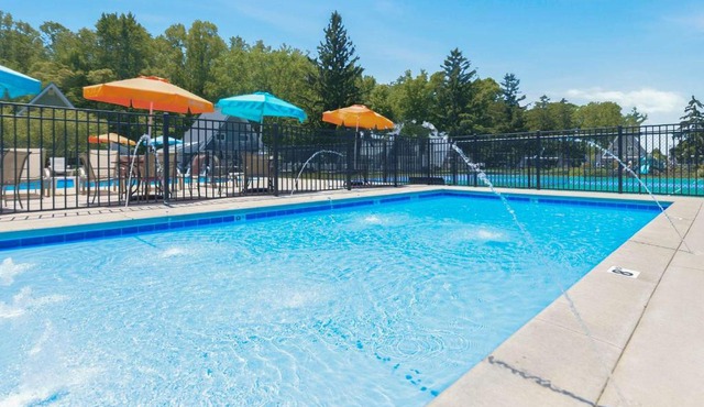 Chalet #8 3BR Lakefront with Resort Amenities