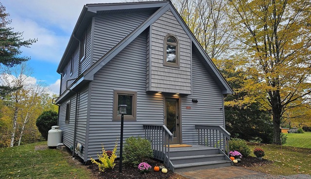 Charming 2-bedroom Cottage with Game-room and WiFi in Bolton Landing/Lake George