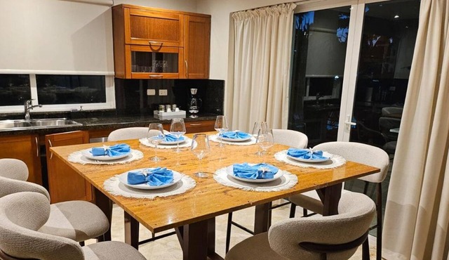 Charming 2-bedroom condo on the beach in El Limón with AC, WiFi, and Pool.
