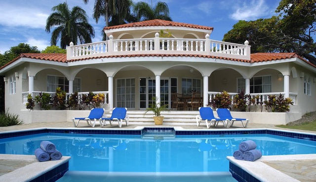 Cheerful 4 bedroom Villa with Pool