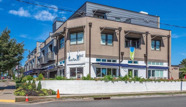Chic Boutique Condo in Nashvilles coveted 12 South Neighborhood Coffee Shops, Restaurants, Bars and Boutiques, just steps away. Featuring plush linens , bath products and a balcony with free parking!