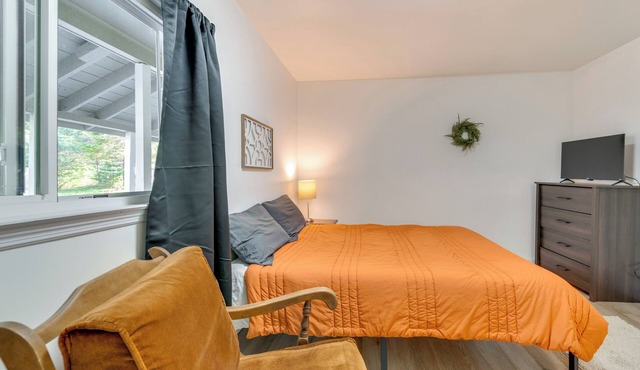 Close to Marina, Beach & Town! Schroon Lake Escape