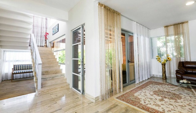 COMFORTABLE 3 BEDROOM HOUSE WITH LARGE COMMON SPACES & WONDERFUL SWIMMING POOL.