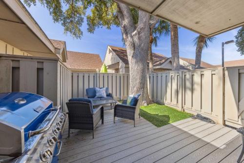Condo for 6 with Resort Amenities & Walk to Beach