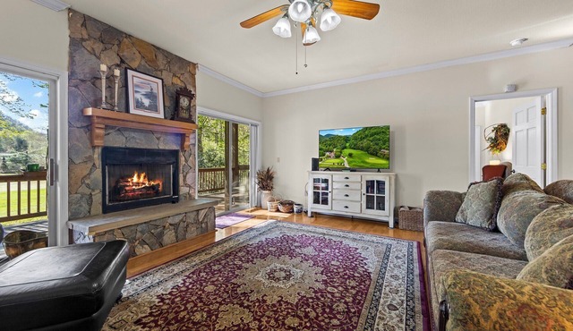 Condo w/Creek, Golf & Mtn Views, Only 5 Steps to get in and Washer & Dryer!