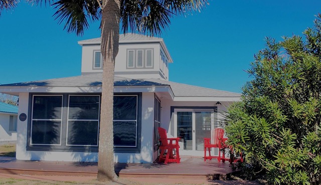 Cozy 2-bedroom cottage in Sunnyside area of Panama City Beach w/an ocean view.