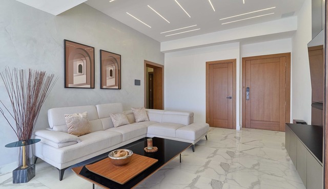 Cozy 3 bedroom Apt/Outdoor Pool/Gym/parking space
