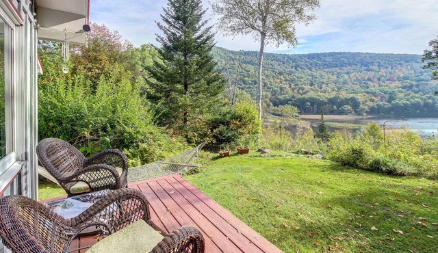 Cozy Family-friendly Cabin with Amazing Lake Views & Deck - Close to Slopes