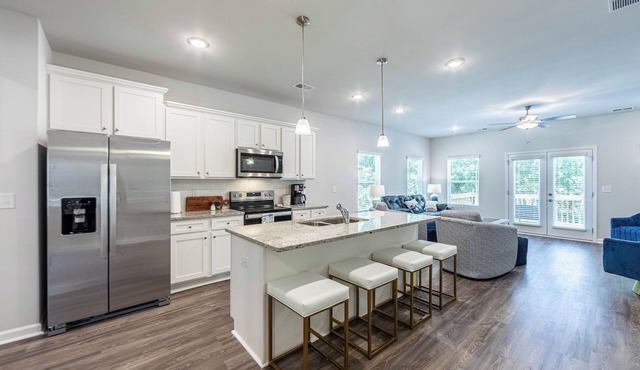 Crane Lane Luxe Retreat Modern 3BR Townhome Pool & Day Dock Access