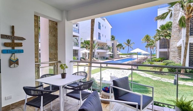 Deluxe Beachfront Apartment with Pool and Sea View