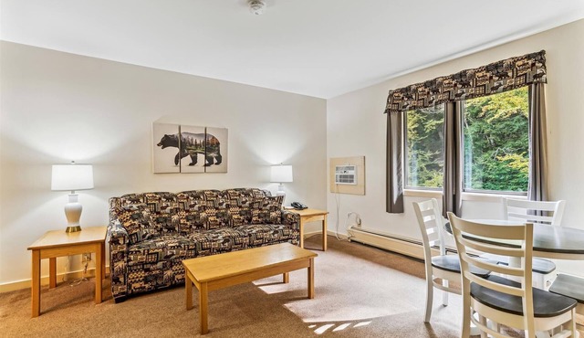 Deluxe one bedroom suite located on first floor with outdoor heated pool 11517