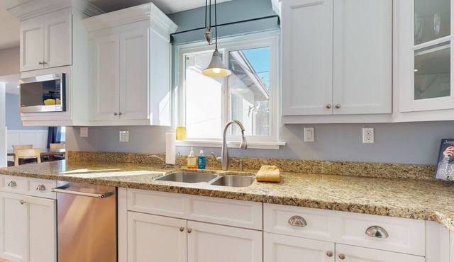 Desert stunner with enclosed yard, pool, grill, W/D, & AC - dog-friendly